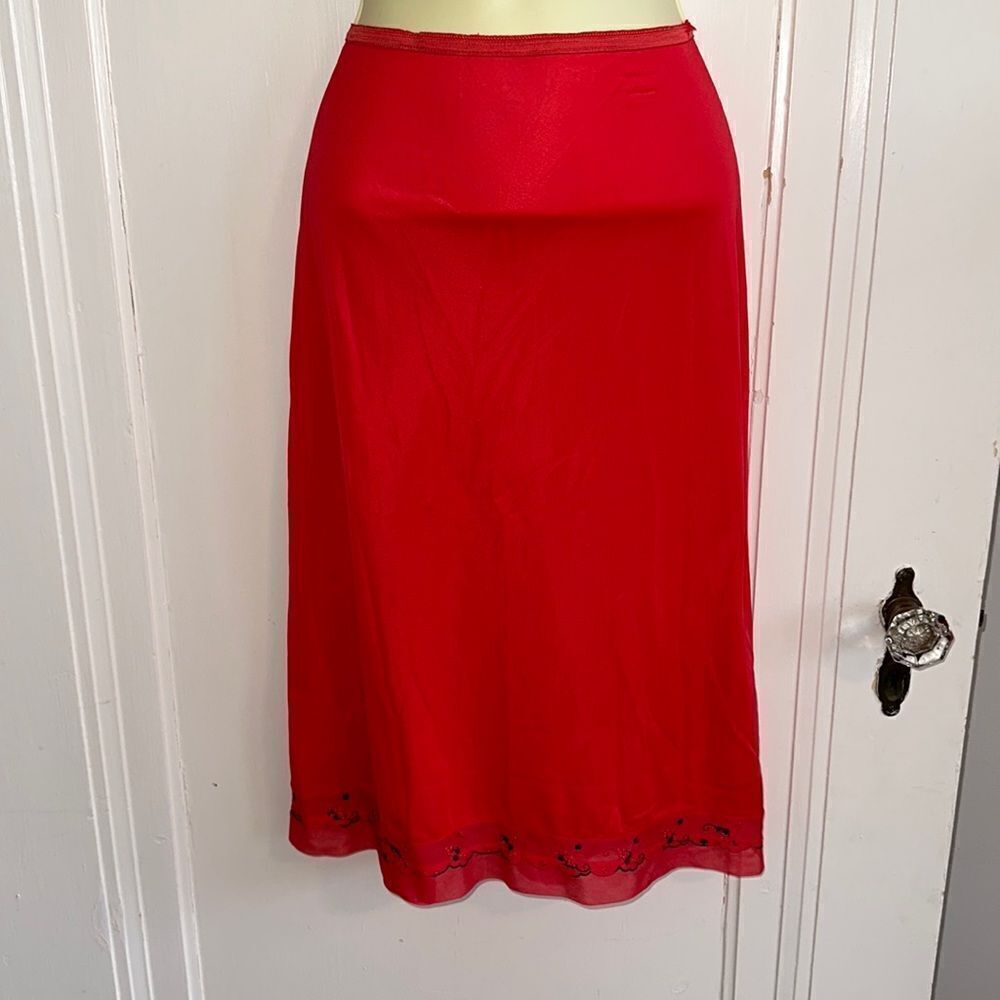 Vtg 50s/60s Lorraine red nylon half slip with black & red embroidered hem‎